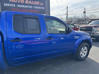 2013 Nissan Frontier SV 4x4 4dr Crew Cab 5 ft. SB Pickup 5A   - Photo 10 - Hazleton, PA 18201
