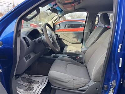 2013 Nissan Frontier SV 4x4 4dr Crew Cab 5 ft. SB Pickup 5A   - Photo 13 - Hazleton, PA 18201