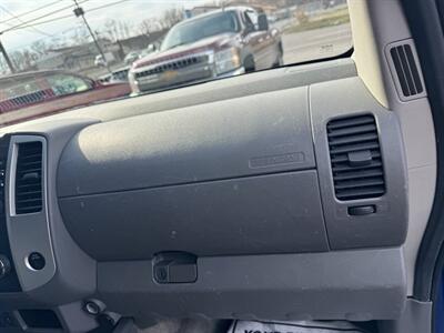 2013 Nissan Frontier SV 4x4 4dr Crew Cab 5 ft. SB Pickup 5A   - Photo 26 - Hazleton, PA 18201