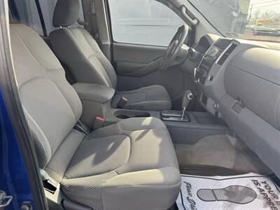 2013 Nissan Frontier SV 4x4 4dr Crew Cab 5 ft. SB Pickup 5A   - Photo 23 - Hazleton, PA 18201