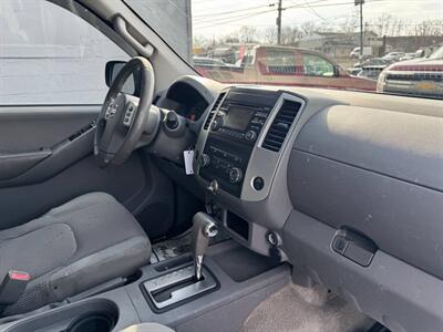 2013 Nissan Frontier SV 4x4 4dr Crew Cab 5 ft. SB Pickup 5A   - Photo 25 - Hazleton, PA 18201