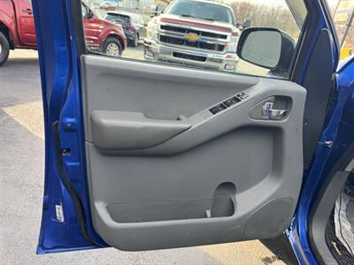 2013 Nissan Frontier SV 4x4 4dr Crew Cab 5 ft. SB Pickup 5A   - Photo 14 - Hazleton, PA 18201