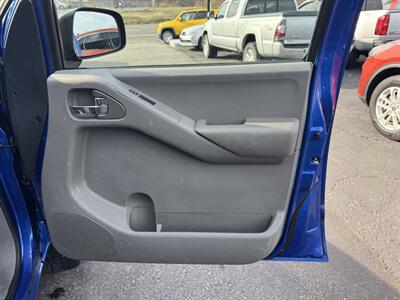 2013 Nissan Frontier SV 4x4 4dr Crew Cab 5 ft. SB Pickup 5A   - Photo 24 - Hazleton, PA 18201