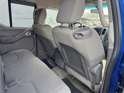 2013 Nissan Frontier SV 4x4 4dr Crew Cab 5 ft. SB Pickup 5A   - Photo 22 - Hazleton, PA 18201