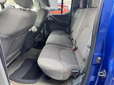 2013 Nissan Frontier SV 4x4 4dr Crew Cab 5 ft. SB Pickup 5A   - Photo 16 - Hazleton, PA 18201