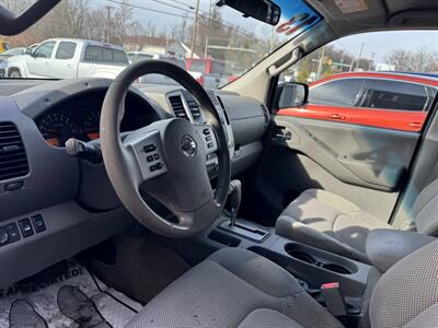 2013 Nissan Frontier SV 4x4 4dr Crew Cab 5 ft. SB Pickup 5A   - Photo 15 - Hazleton, PA 18201