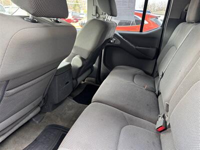 2013 Nissan Frontier SV 4x4 4dr Crew Cab 5 ft. SB Pickup 5A   - Photo 18 - Hazleton, PA 18201
