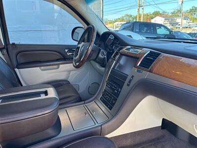 2013 Cadillac Escalade Platinum Edition AWD 4dr SUV - Photo 31 - Hazleton, PA 18201