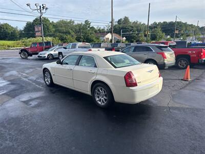 2005 Chrysler 300C 4dr Sedan - Photo 4 - Hazleton, PA 18201