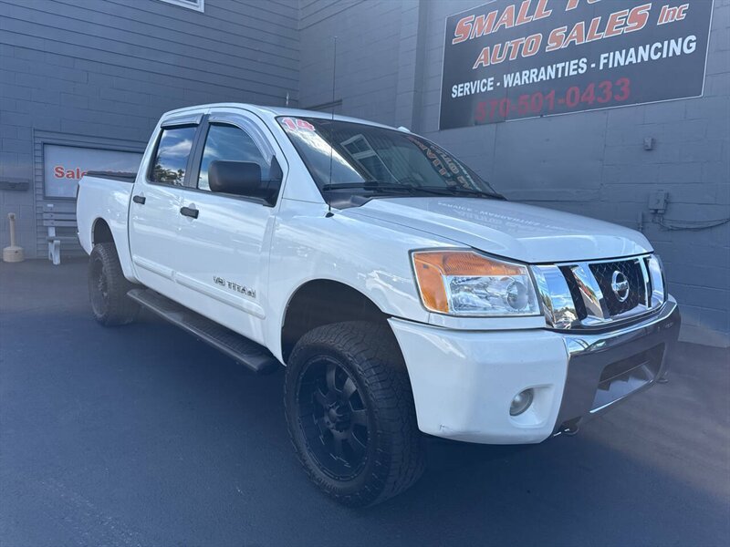 2014 Nissan Titan SV 4x4 4dr Crew Cab SWB Pickup   - Photo 1 - Hazleton, PA 18201