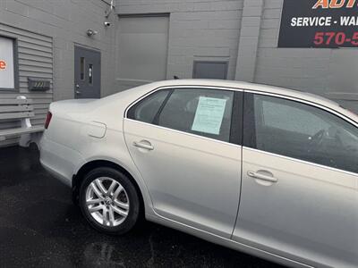 2010 Volkswagen Jetta TDI 4dr Sedan 6A   - Photo 9 - Hazleton, PA 18201
