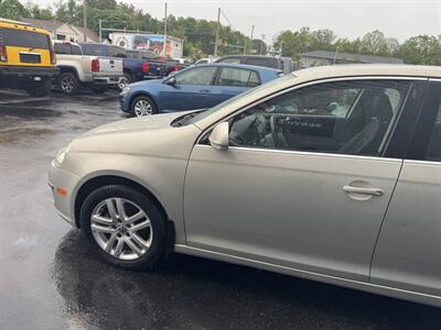 2010 Volkswagen Jetta TDI 4dr Sedan 6A   - Photo 4 - Hazleton, PA 18201