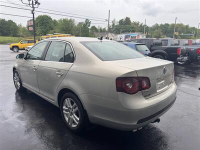 2010 Volkswagen Jetta TDI 4dr Sedan 6A   - Photo 6 - Hazleton, PA 18201