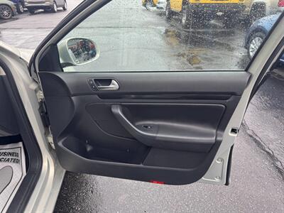 2010 Volkswagen Jetta TDI 4dr Sedan 6A   - Photo 23 - Hazleton, PA 18201