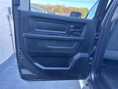 2019 RAM 1500 Classic Express 4x4 4dr Crew Cab 5.5 ft. SB Pickup   - Photo 17 - Hazleton, PA 18201
