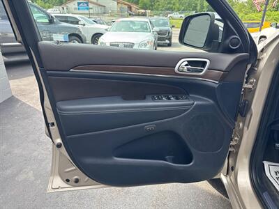 2014 Jeep Grand Cherokee Overland 4x4 4dr SUV   - Photo 15 - Hazleton, PA 18201