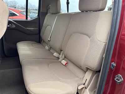 2014 Nissan Frontier SV 4x4 4dr Crew Cab 5 ft. SB Pickup 5A   - Photo 16 - Hazleton, PA 18201