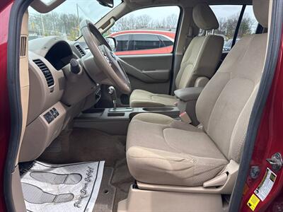 2014 Nissan Frontier SV 4x4 4dr Crew Cab 5 ft. SB Pickup 5A   - Photo 10 - Hazleton, PA 18201