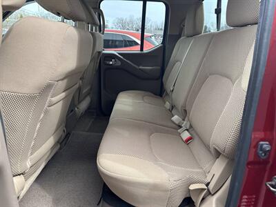 2014 Nissan Frontier SV 4x4 4dr Crew Cab 5 ft. SB Pickup 5A   - Photo 15 - Hazleton, PA 18201