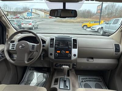 2014 Nissan Frontier SV 4x4 4dr Crew Cab 5 ft. SB Pickup 5A   - Photo 27 - Hazleton, PA 18201