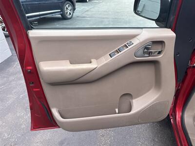 2014 Nissan Frontier SV 4x4 4dr Crew Cab 5 ft. SB Pickup 5A   - Photo 12 - Hazleton, PA 18201