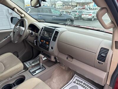 2014 Nissan Frontier SV 4x4 4dr Crew Cab 5 ft. SB Pickup 5A   - Photo 26 - Hazleton, PA 18201
