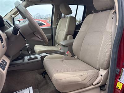 2014 Nissan Frontier SV 4x4 4dr Crew Cab 5 ft. SB Pickup 5A   - Photo 11 - Hazleton, PA 18201