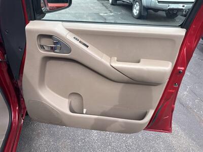 2014 Nissan Frontier SV 4x4 4dr Crew Cab 5 ft. SB Pickup 5A   - Photo 25 - Hazleton, PA 18201