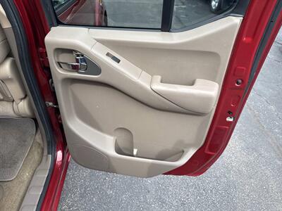 2014 Nissan Frontier SV 4x4 4dr Crew Cab 5 ft. SB Pickup 5A   - Photo 21 - Hazleton, PA 18201