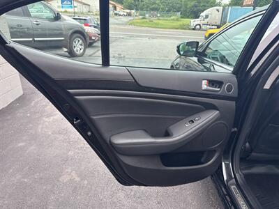 2015 Kia Cadenza Premium 4dr Sedan - Photo 17 - Hazleton, PA 18201