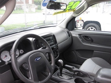 2005 Ford Escape XLS   - Photo 5 - Kansas City, MO 64126