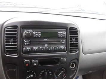 2005 Ford Escape XLS   - Photo 8 - Kansas City, MO 64126