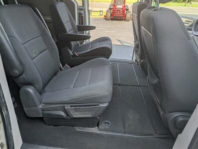 2010 Dodge Grand Caravan SXT - Photo 10 - Du Quoin, IL 62832