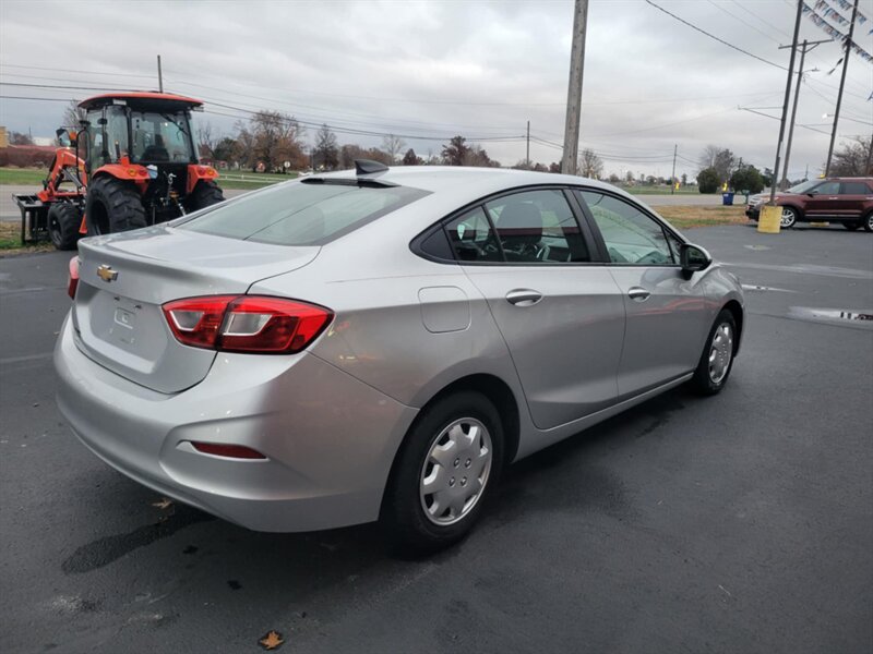 2018 Chevrolet Cruze LS photo 3