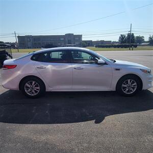 2017 Kia Optima LX   - Photo 6 - Du Quoin, IL 62832