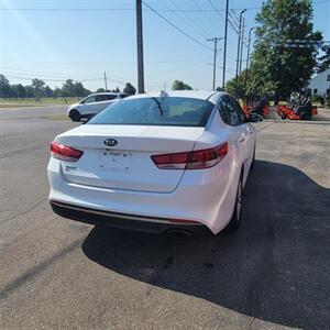 2017 Kia Optima LX   - Photo 8 - Du Quoin, IL 62832
