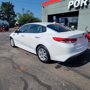 2017 Kia Optima LX   - Photo 9 - Du Quoin, IL 62832