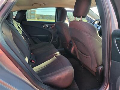2016 Chrysler 200 LX   - Photo 11 - Du Quoin, IL 62832