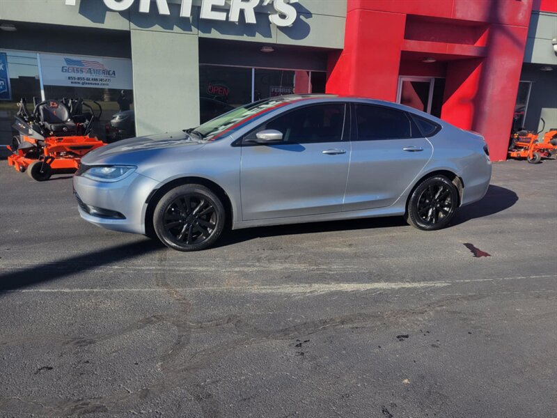 2016 Chrysler 200 LX's photo