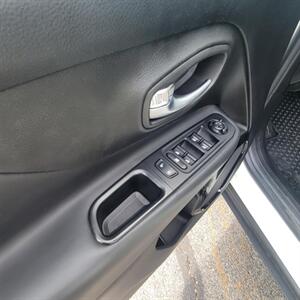 2017 Jeep Renegade Altitude   - Photo 10 - Du Quoin, IL 62832