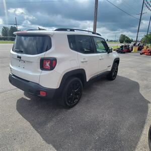 2017 Jeep Renegade Altitude   - Photo 6 - Du Quoin, IL 62832