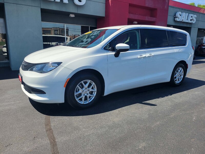 2022 Chrysler Voyager LX   - Photo 1 - Du Quoin, IL 62832