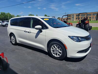 2022 Chrysler Voyager LX   - Photo 3 - Du Quoin, IL 62832