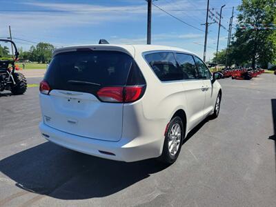 2022 Chrysler Voyager LX   - Photo 10 - Du Quoin, IL 62832
