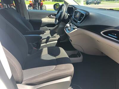 2022 Chrysler Voyager LX   - Photo 14 - Du Quoin, IL 62832