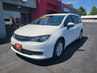 2022 Chrysler Voyager LX   - Photo 2 - Du Quoin, IL 62832