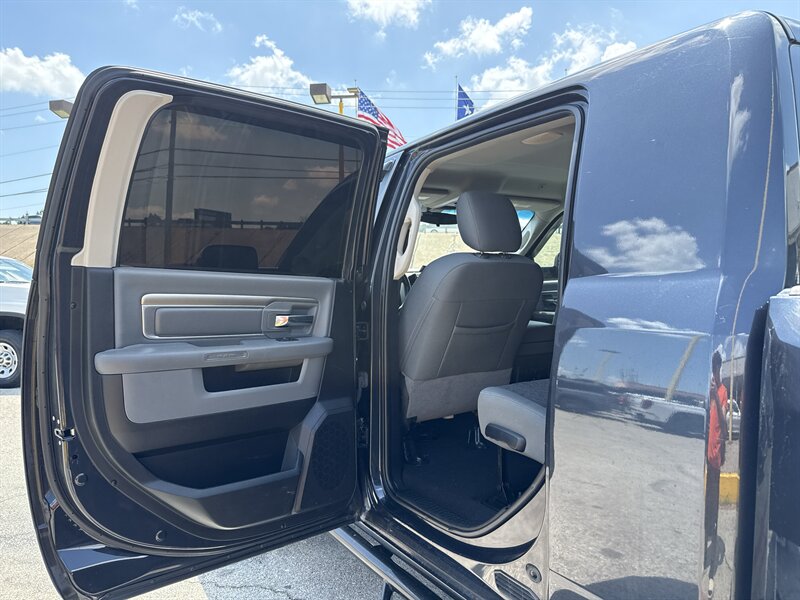 2018 RAM 3500 SLT - Photo 15 - Arlington, TX 76011