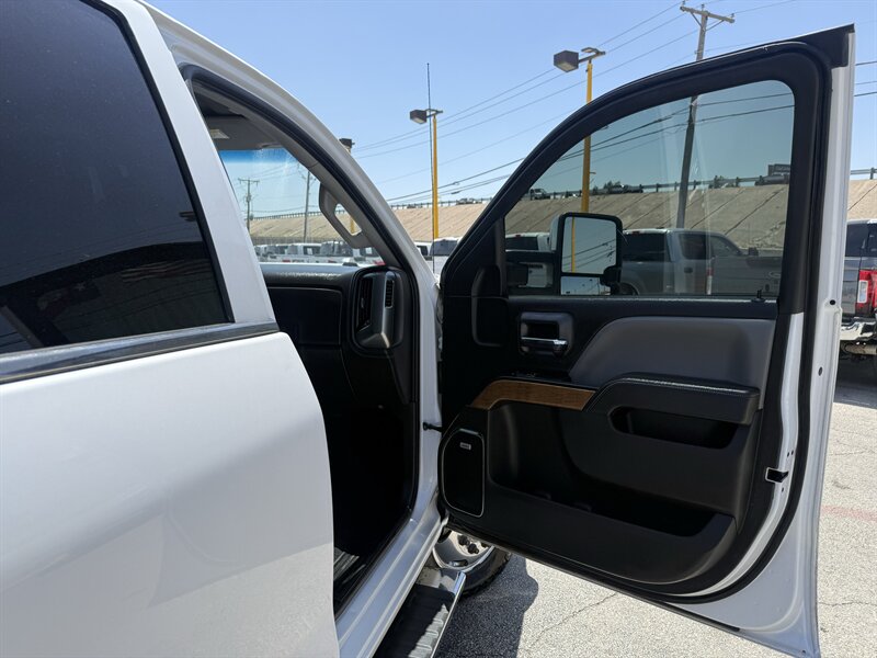 2019 Chevrolet Silverado 3500HD LTZ - Photo 16 - Arlington, TX 76011
