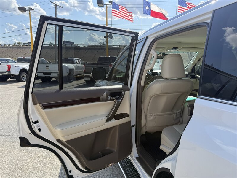 2016 Lexus GX 460 - Photo 13 - Arlington, TX 76011