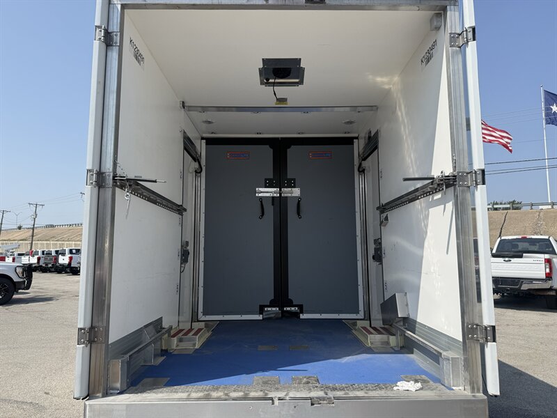 2023 Ford E-350 SD - Photo 7 - Arlington, TX 76011